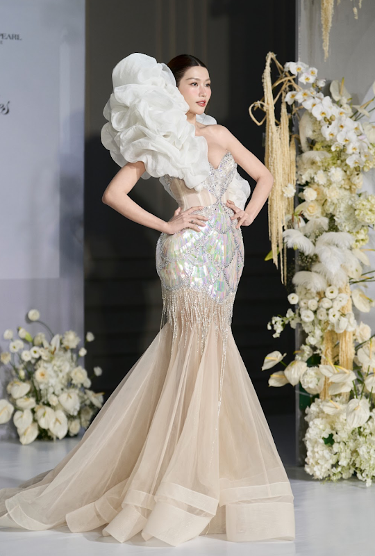 Hoa hậu Đoàn Thiên Ân hội ngộ Á hậu Chế Nguyễn Quỳnh Châu trình diễn váy cưới nghệ thuật của NTK Kim Anh Lê. - ảnh 3
