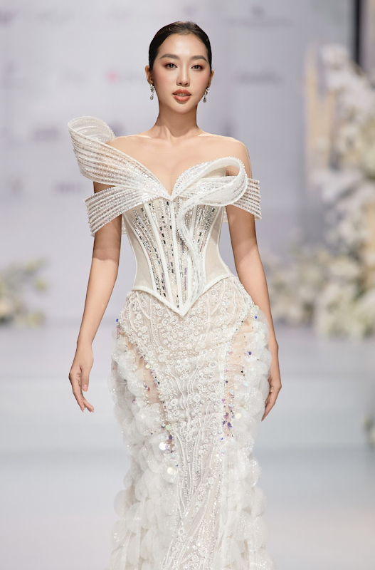 Hoa hậu Đoàn Thiên Ân hội ngộ Á hậu Chế Nguyễn Quỳnh Châu trình diễn váy cưới nghệ thuật của NTK Kim Anh Lê. - ảnh 6
