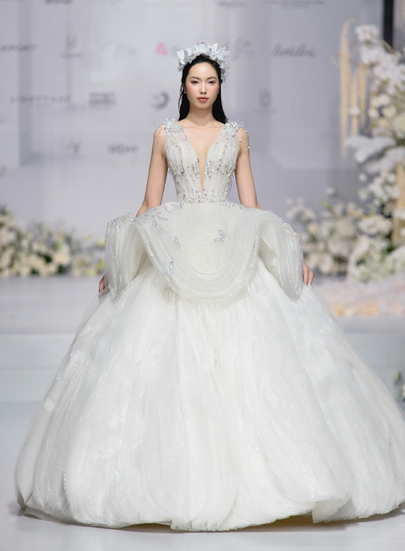 Hoa hậu Đoàn Thiên Ân hội ngộ Á hậu Chế Nguyễn Quỳnh Châu trình diễn váy cưới nghệ thuật của NTK Kim Anh Lê. - ảnh 8