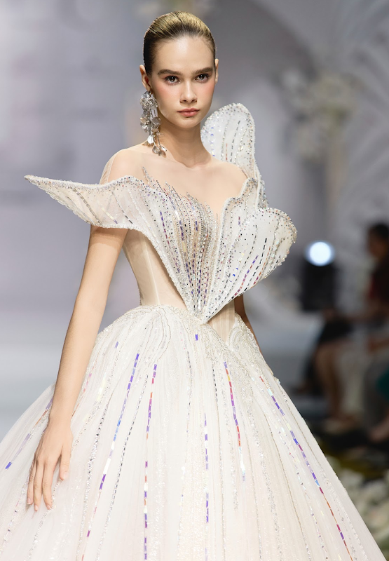 Hoa hậu Đoàn Thiên Ân hội ngộ Á hậu Chế Nguyễn Quỳnh Châu trình diễn váy cưới nghệ thuật của NTK Kim Anh Lê. - ảnh 9
