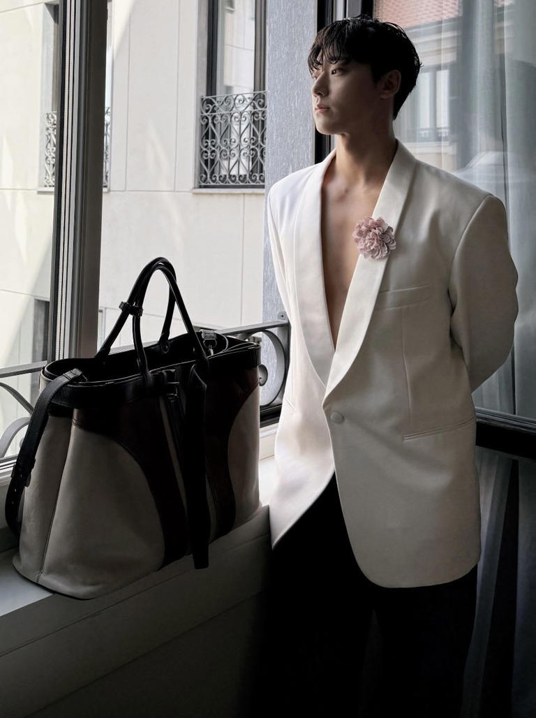 Kim Woo Bin, Jung Hae In chuẩn phong cách quý ông tại Tuần lễ thời trang nam Milan Xuân-Hè 2026 - ảnh 4
