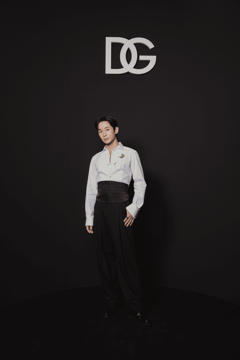 Kim Woo Bin, Jung Hae In chuẩn phong cách quý ông tại Tuần lễ thời trang nam Milan Xuân-Hè 2026 - ảnh 1