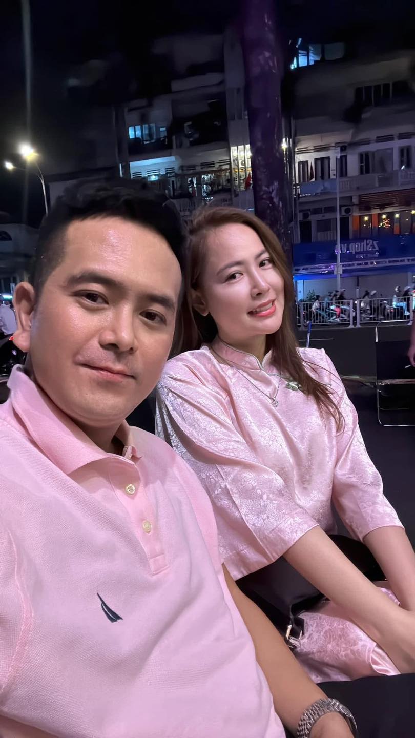 Cả 2 thường xuyên diện đồ đôi ngọt ngào