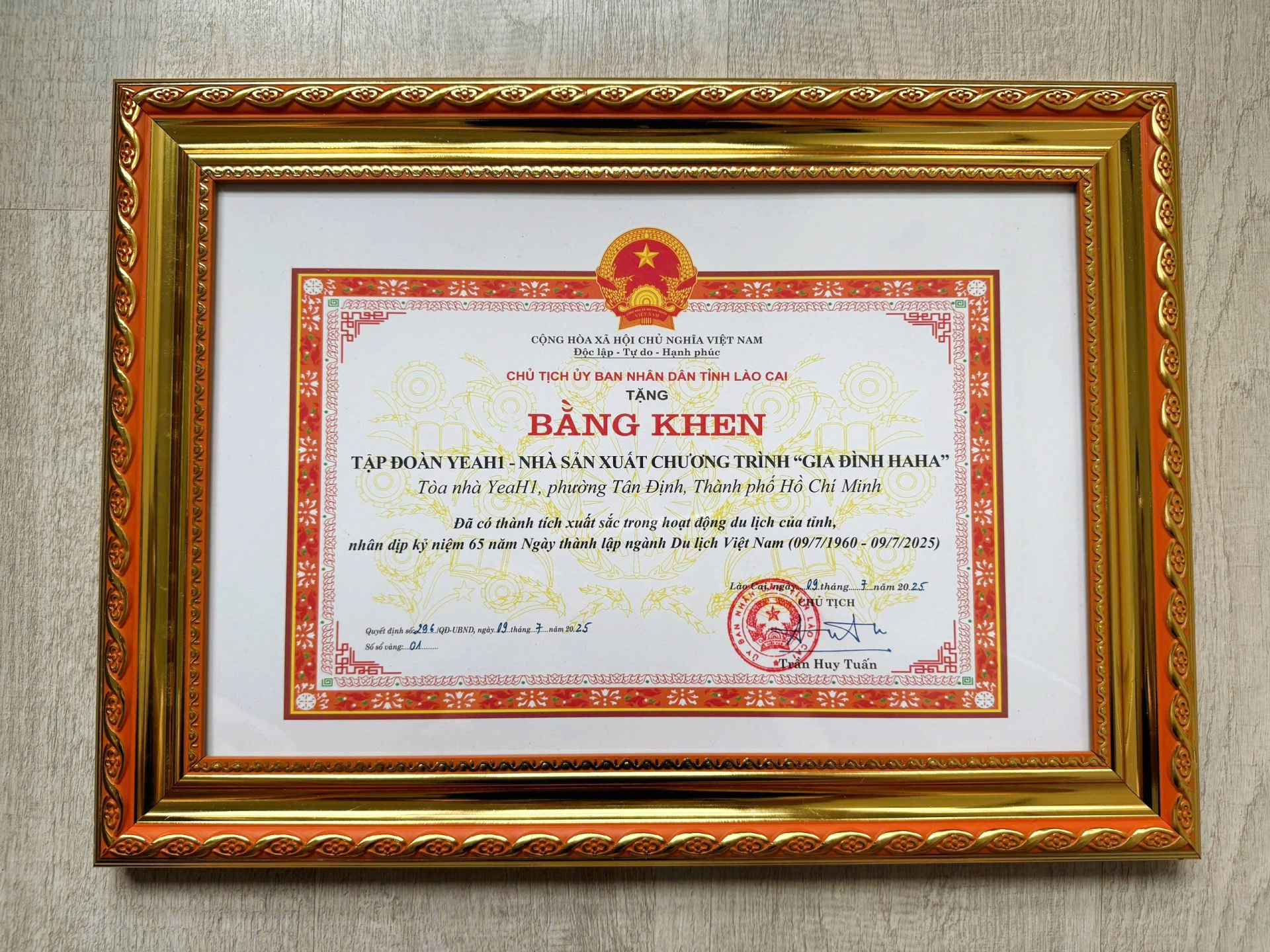 Chủ tịch UBND tỉnh Lào Cai trao Bằng khen cho YeaH1 vì đóng góp phát triển du lịch qua chương trình “Gia Đình Haha”