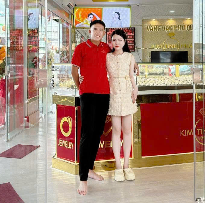 Cầu thủ U23 Việt Nam bí mật cưới cô chủ tiệm vàng: Tình yêu từ năm 17 tuổi cùng cái kết viên mãn - ảnh 2