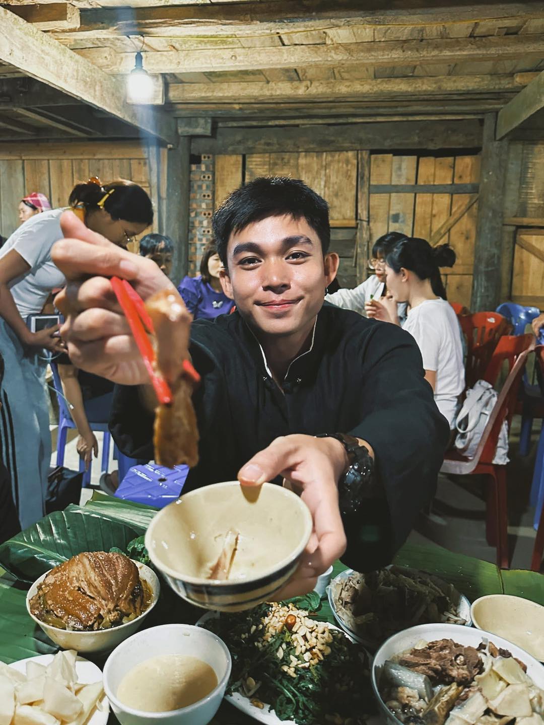 Jun Phạm được bà con Bản Liền đón như “người con xa quê trở về” - ảnh 4