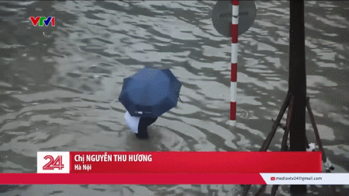 Cô gái “chưa nổi đã chìm” trên VTV24: Sự thật đằng sau khoảnh khắc viral giữa mưa lớn Hà Nội - ảnh 1