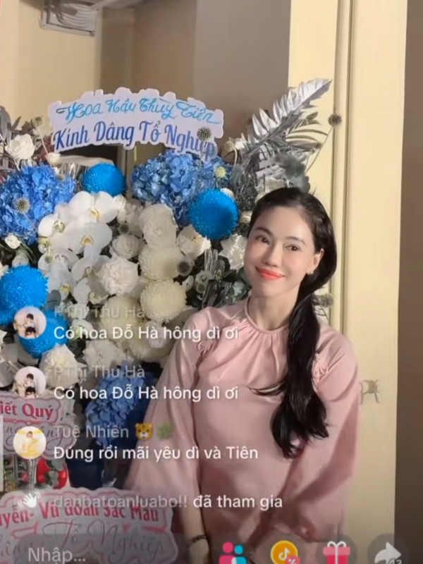 Dì Dung xúc động khi chụp ảnh bên cạnh hoa của Thùy Tiên (Nguồn: Phạm Kim Dung)