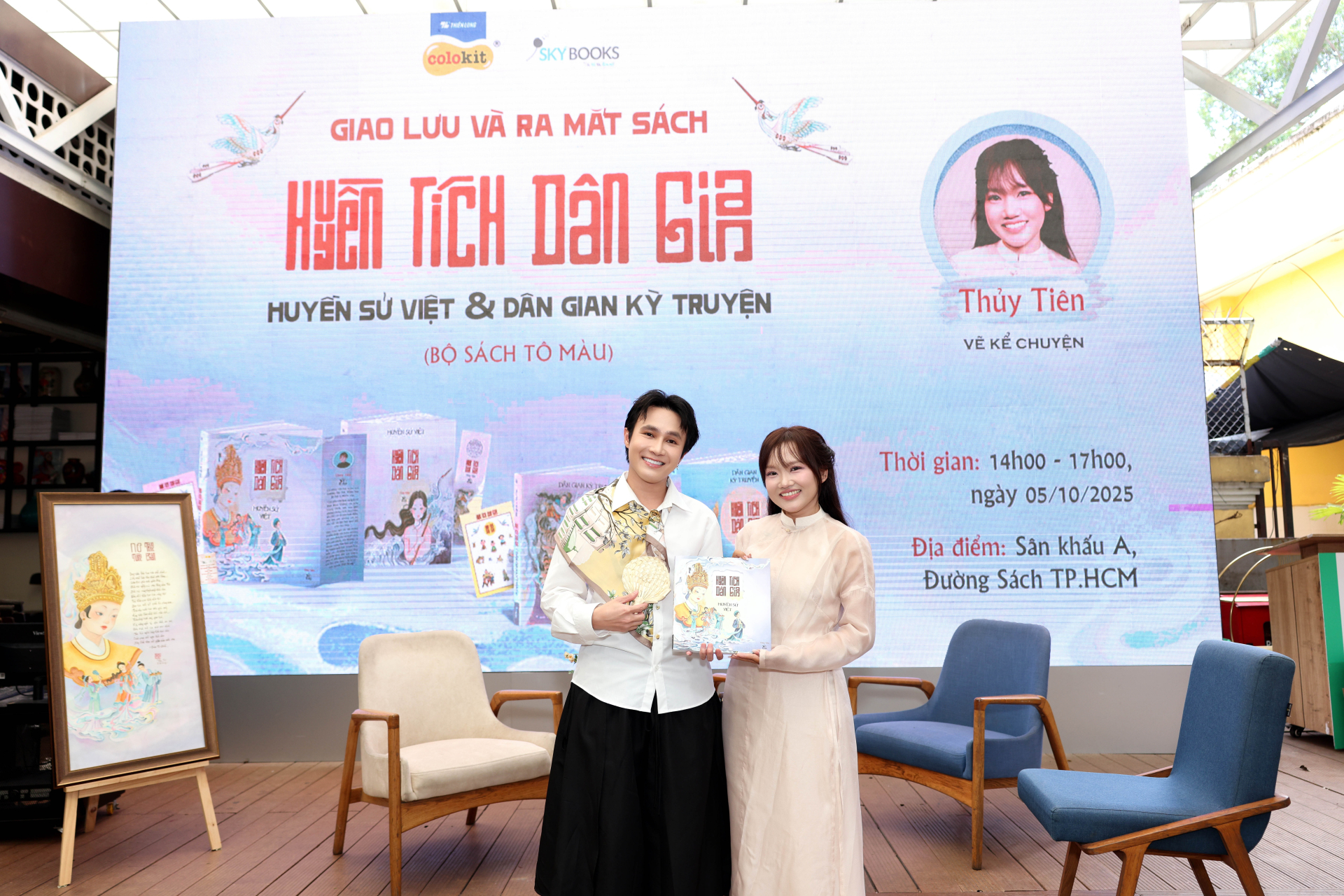 Huỳnh Lập và Thủy Tiên tại buổi giao lưu và ra mắt sách 'Huyền tích dân gian'