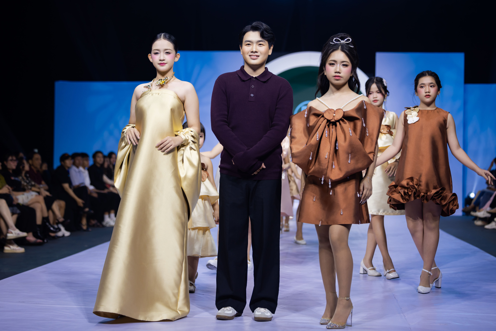 Đêm 'Trăng Thu' rực rỡ, gần 100 mẫu nhí kể chuyện ký ức dân gian - ảnh 3