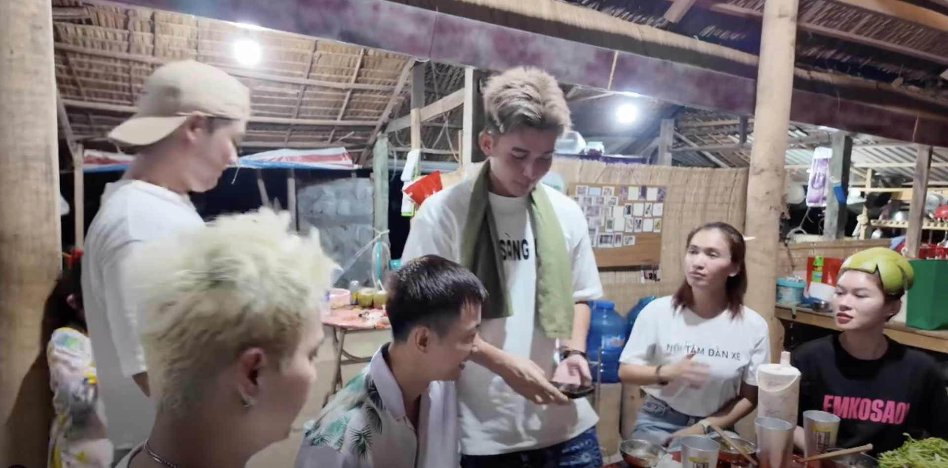 Jun Phạm và dàn sao Gia đình Haha đã trở lại Bến Tre để đón Trung thu cùng gia đình mà chương trình từng ghi hình.