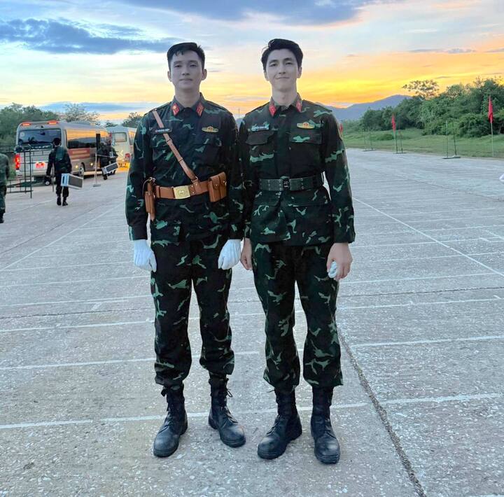 Diễn viên Bình An chia sẻ hình ảnh chụp cùng Thượng úy Lê Hoàng Hiệp.