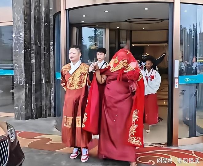 Cô dâu 47 tuổi trùm khăn voan che mặt khi ra ngoài sảnh tiệc.