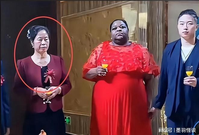 Mẹ anh Chen giữ gương mặt nghiêm nghị, không vui suốt buổi tiệc