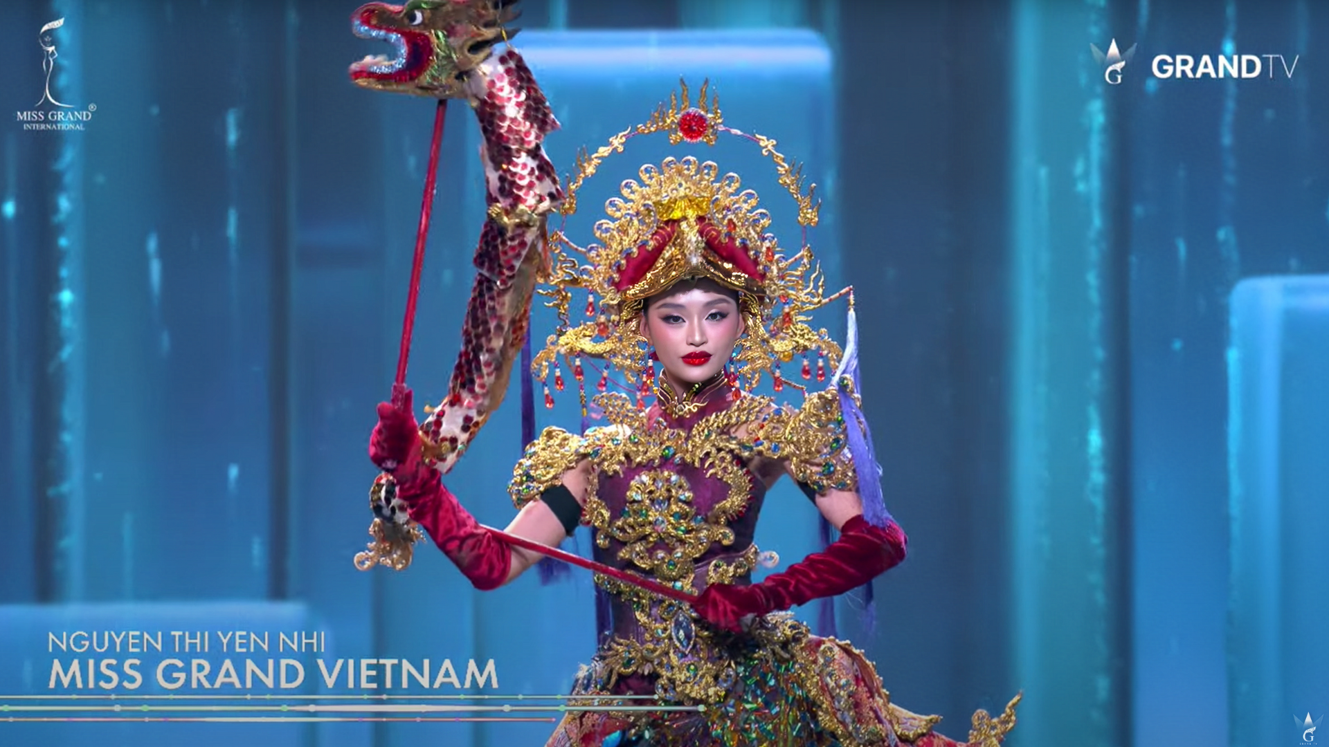 Yến Nhi sải bước tự tin, khéo léo chuyển động