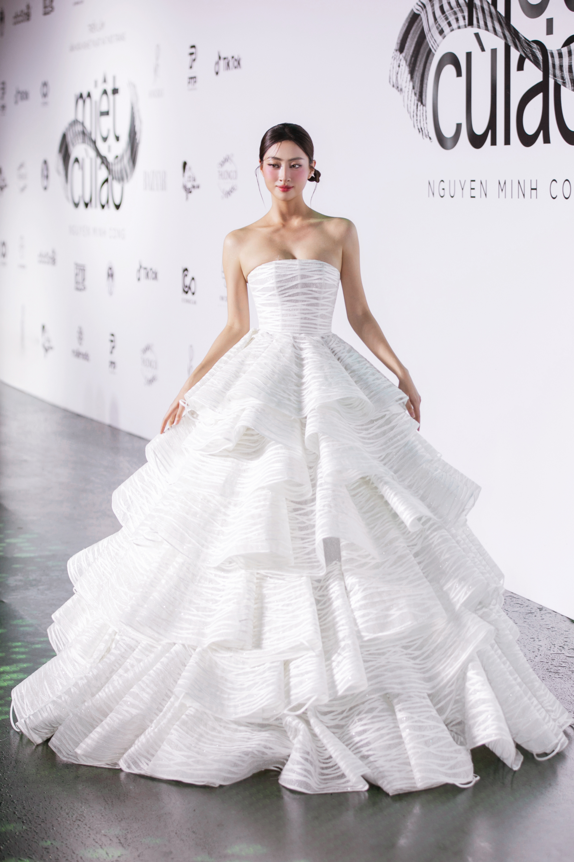 Vedette Hoa hậu Lương Thùy Linh khép lại sàn diễn bằng “Bánh Tráng Rế” trắng tinh khôi, bồng bềnh và sang trọng.