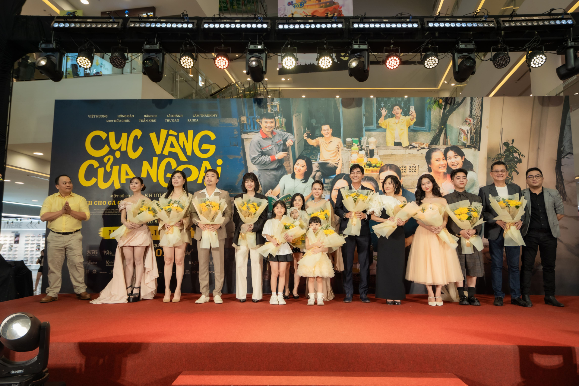 “Bà ngoại Hậu” Việt Hương bật khóc ôm “bà ngoại Khanh” Hồng Đào, bất ngờ được tổ chức sinh nhật vào ngày ra mắt phim - ảnh 5