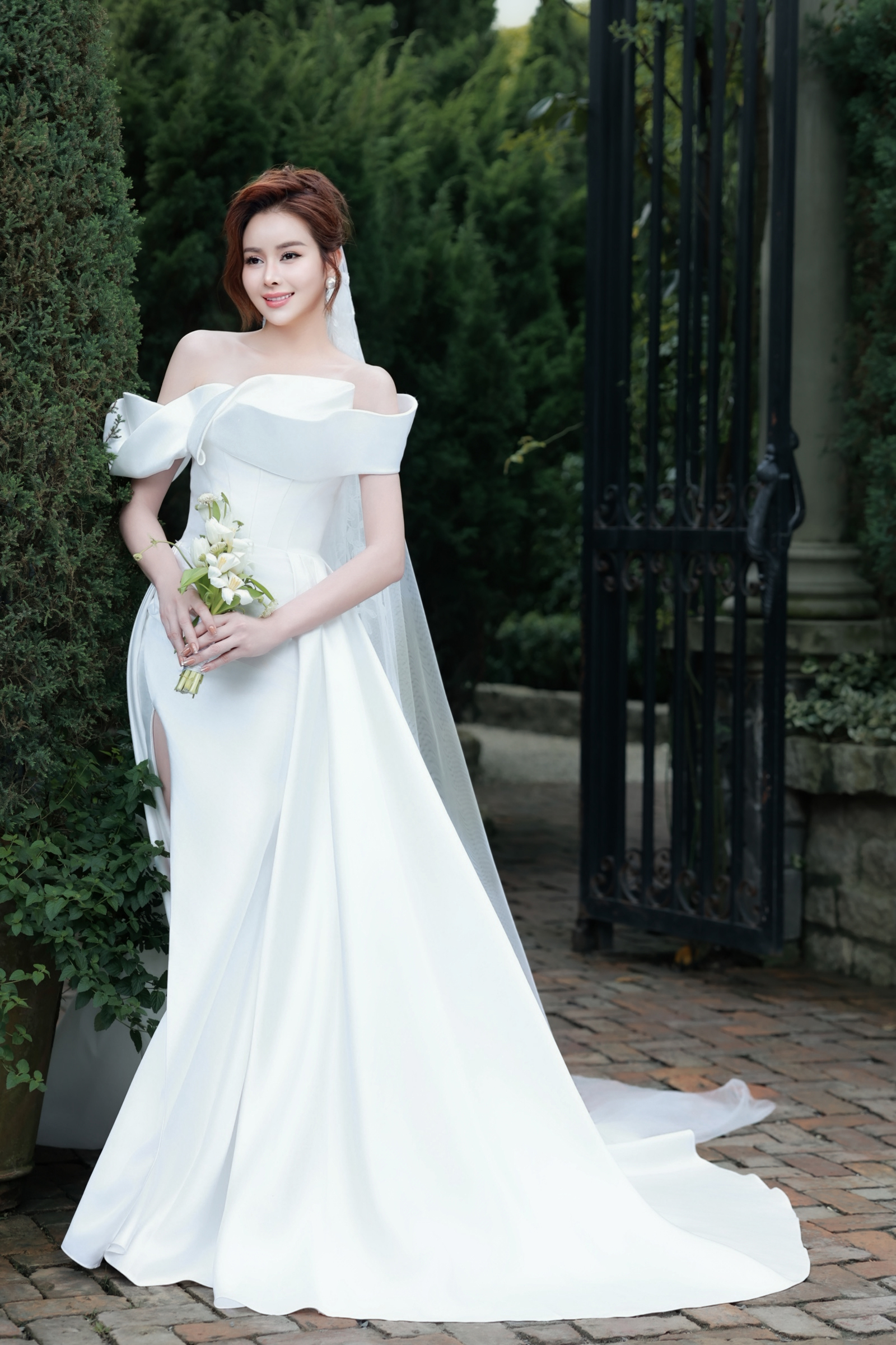 Hoa hậu Sella Trương làm nàng thơ trong loạt váy cưới của NTK Lê Thanh Hòa - ảnh 4