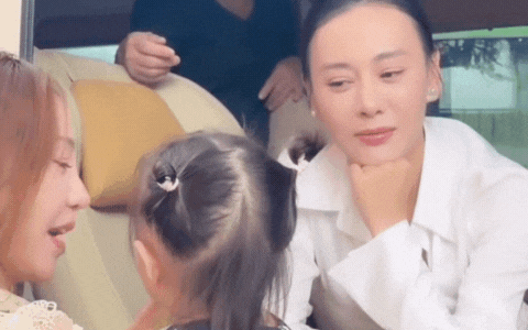 Ánh mắt Phương Oanh có nét đượm buồn