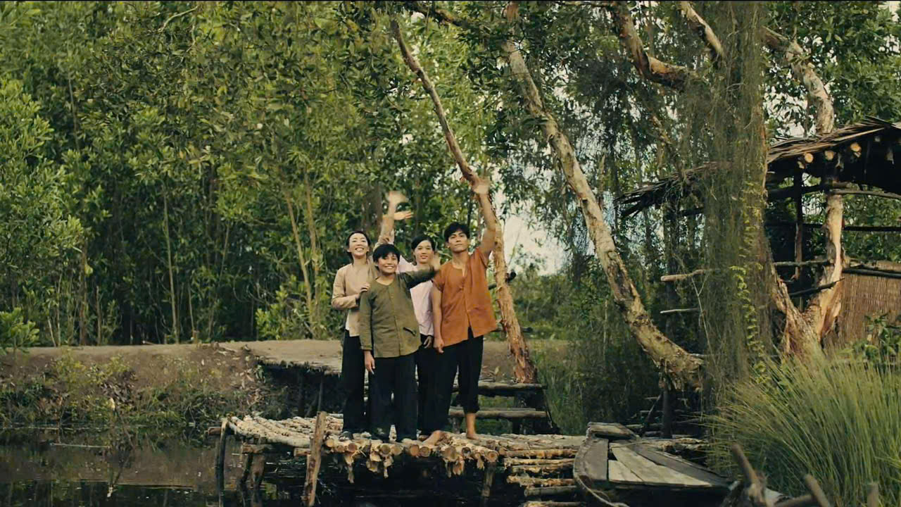 Thu Trang gây bất ngờ khi hóa trang già nua trong phim điện ảnh chiếu Tết, hứa hẹn lấy nước mắt khán giả - ảnh 2