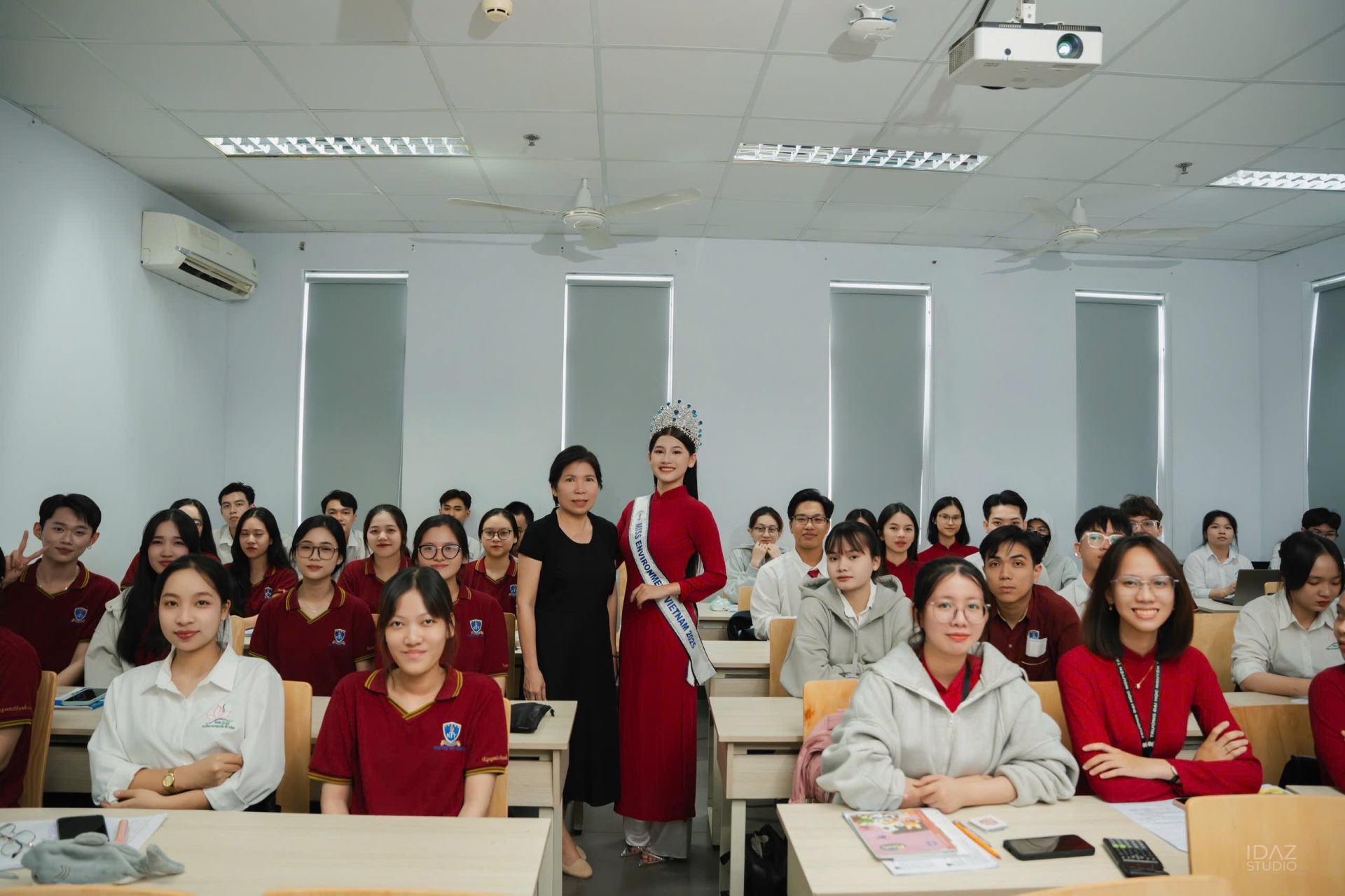 Hoa hậu Môi trường Việt Nam 2025 Trần Thị Mỹ Linh trở về thăm trường - ảnh 2