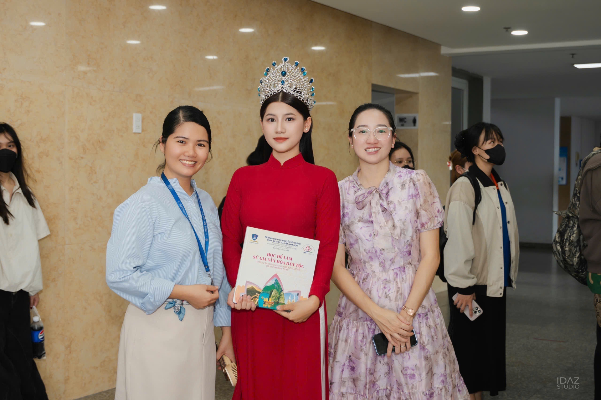 Hoa hậu Môi trường Việt Nam 2025 Trần Thị Mỹ Linh trở về thăm trường - ảnh 4