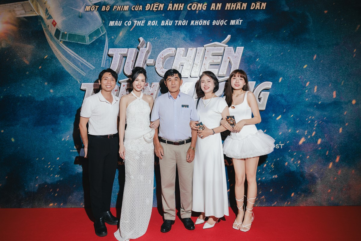 Trâm Anh xuất hiện cùng gia đình