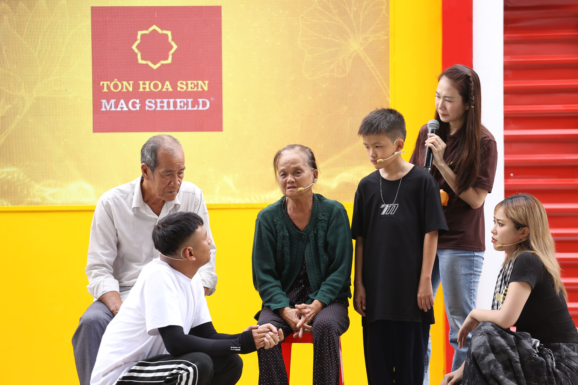 MisThy rơi nước mắt khi cô bé 10 tuổi hỏi: “Không biết mẹ có thương con không?” - ảnh 4