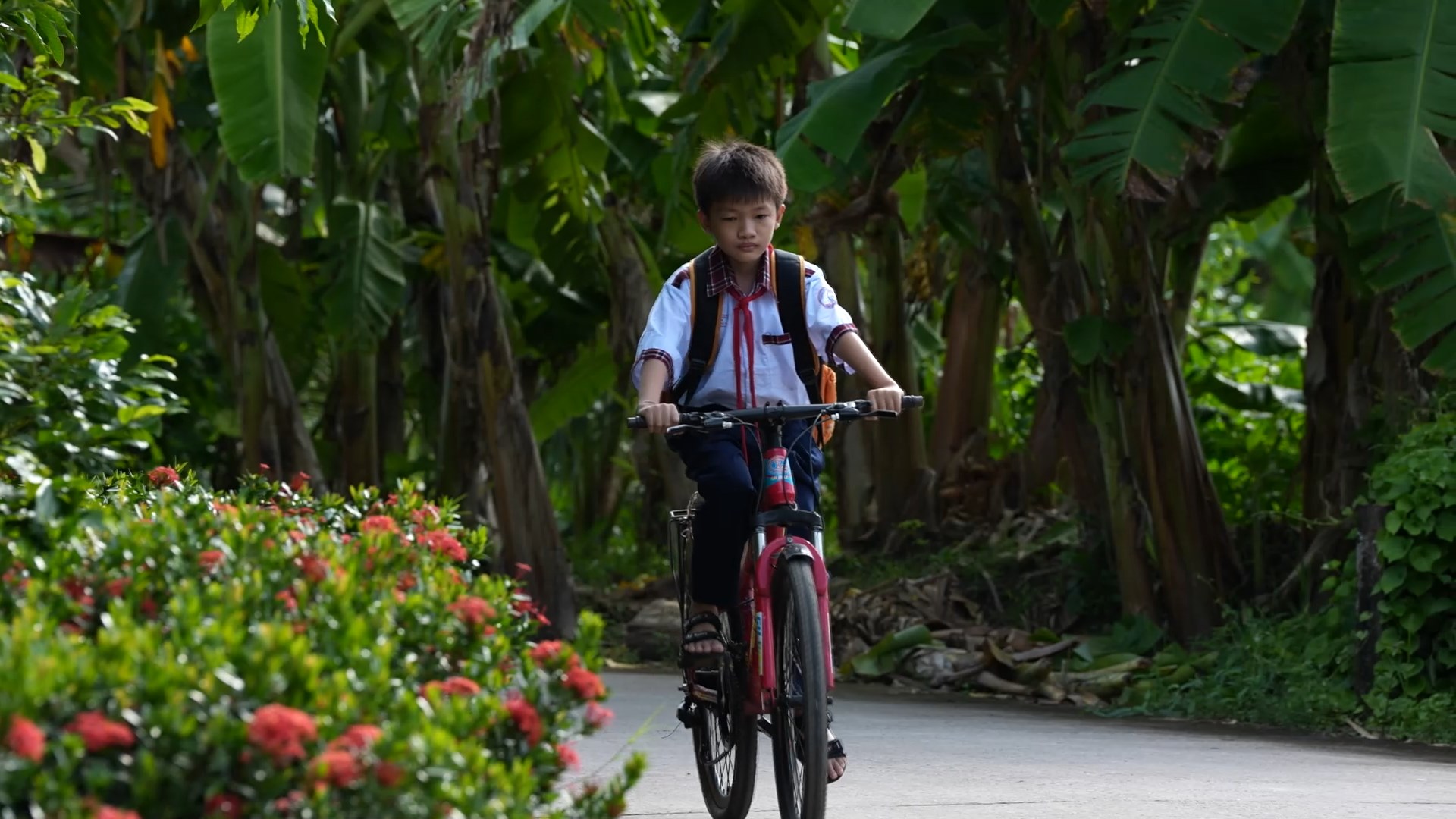 MisThy rơi nước mắt khi cô bé 10 tuổi hỏi: “Không biết mẹ có thương con không?” - ảnh 1