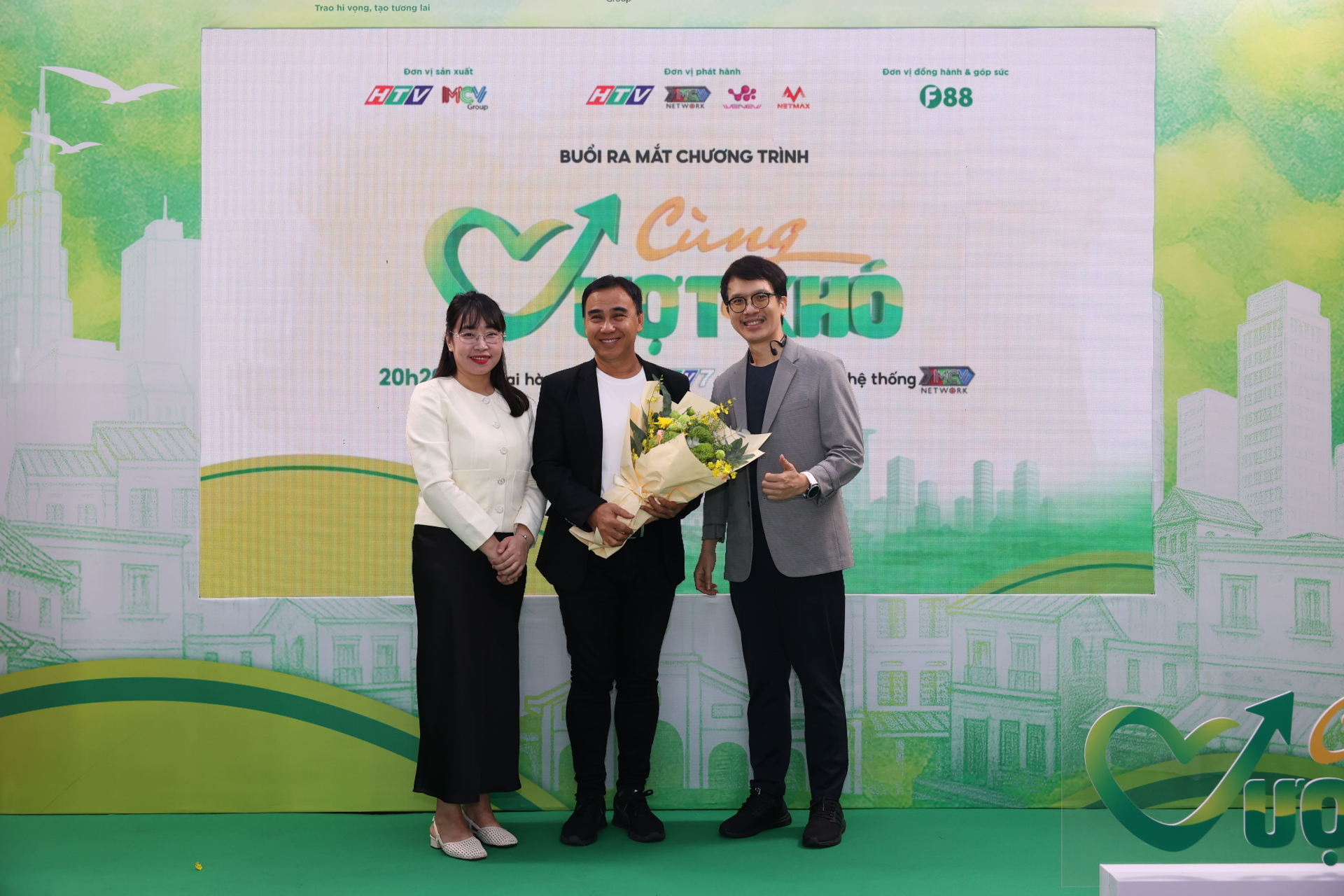 Quyền Linh đồng hành cùng người lao động trong “Cùng Vượt Khó”: Show truyền hình gieo mầm hy vọng giữa đời thực - ảnh 1