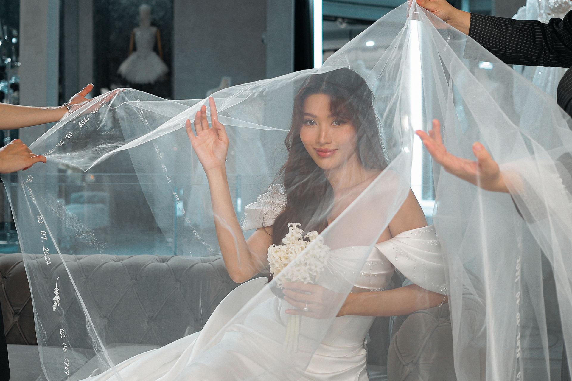 Chiếc váy “2 trong 1” được Chế Nguyễn Quỳnh Châu chọn cho đêm tiệc cưới có gì đặc biệt? - ảnh 2