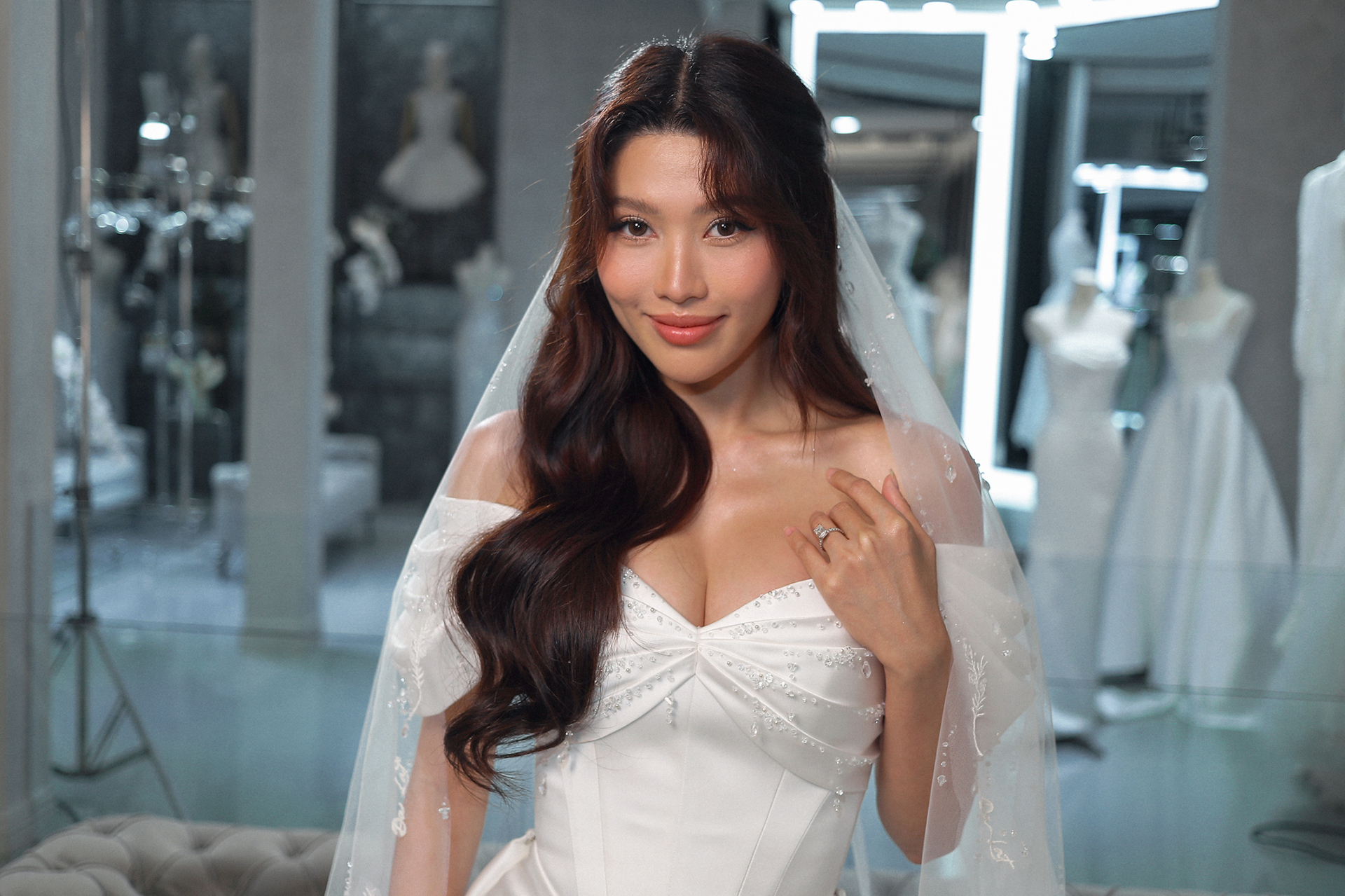 Chiếc váy “2 trong 1” được Chế Nguyễn Quỳnh Châu chọn cho đêm tiệc cưới có gì đặc biệt? - ảnh 6
