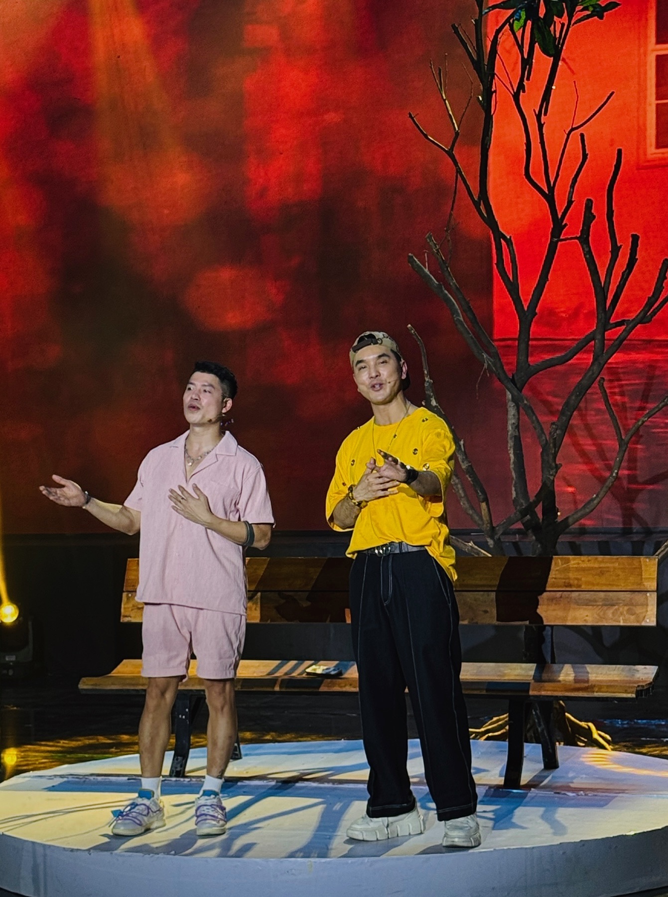 Ưng Hoàng Phúc (phải) và Hái Gia Liu tại buổi tập luyện chuẩn bị cho chương trình 'Tình Bolero'