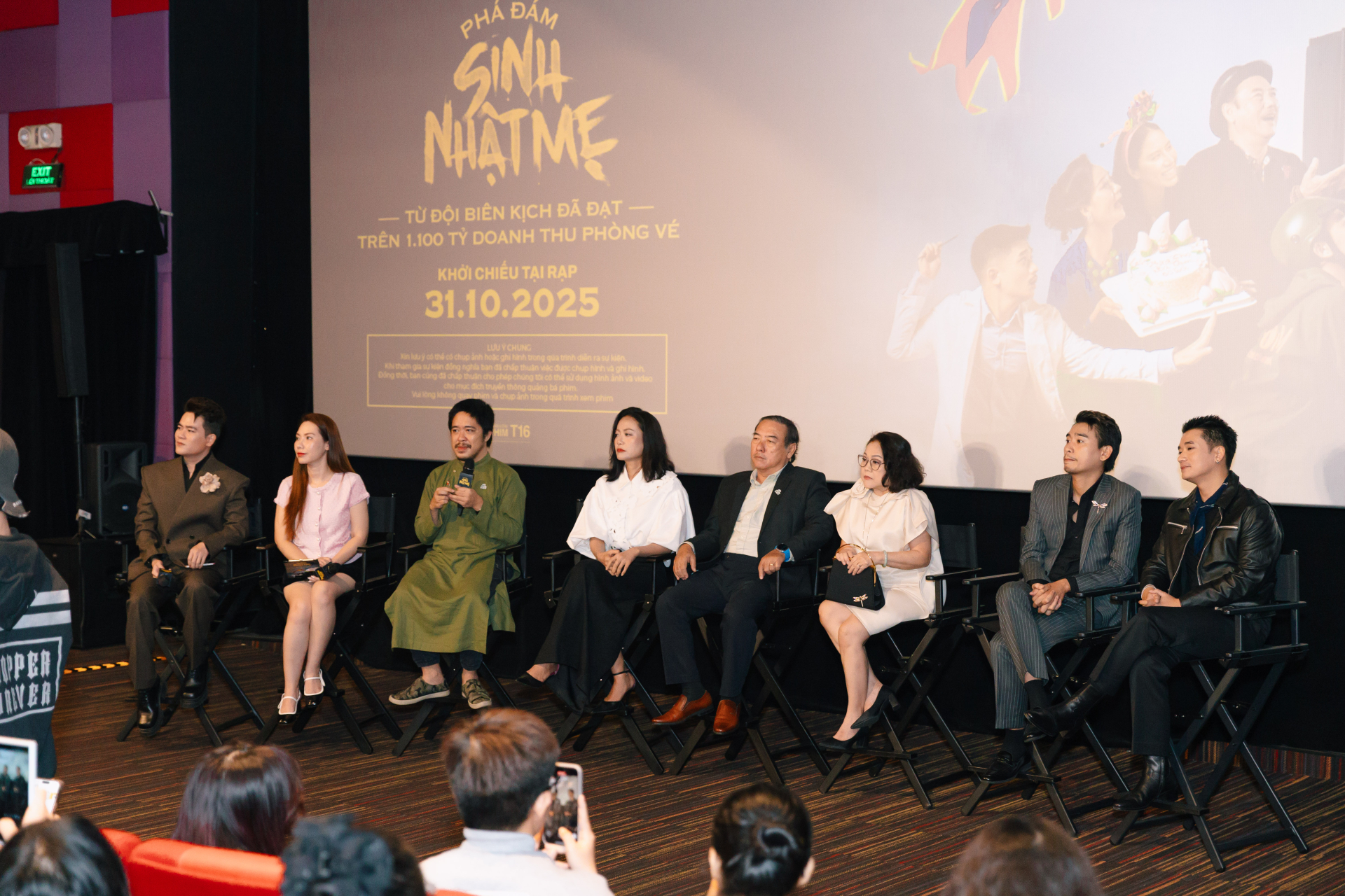 Ê-kíp phim 'Phá đám sinh nhật mẹ' giao lưu cùng truyền thông sau buổi chiếu ra mắt.