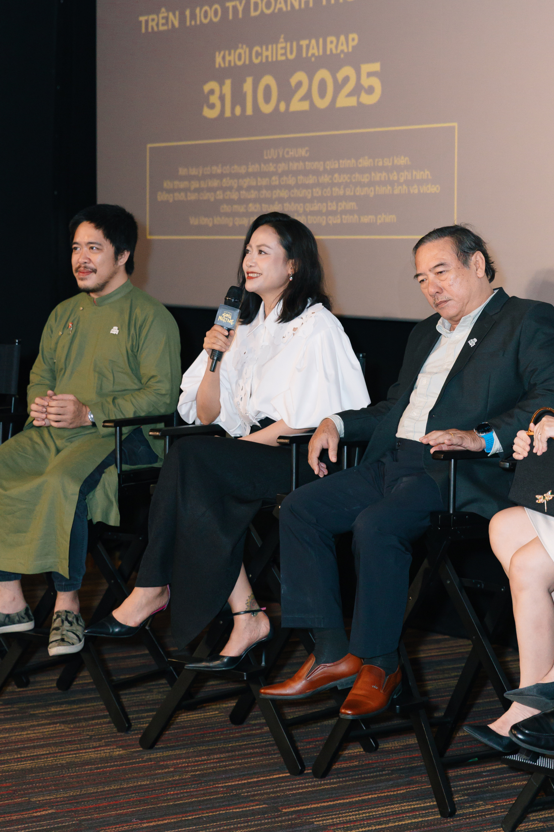 Nghệ sĩ Hồng Ánh (giữa)