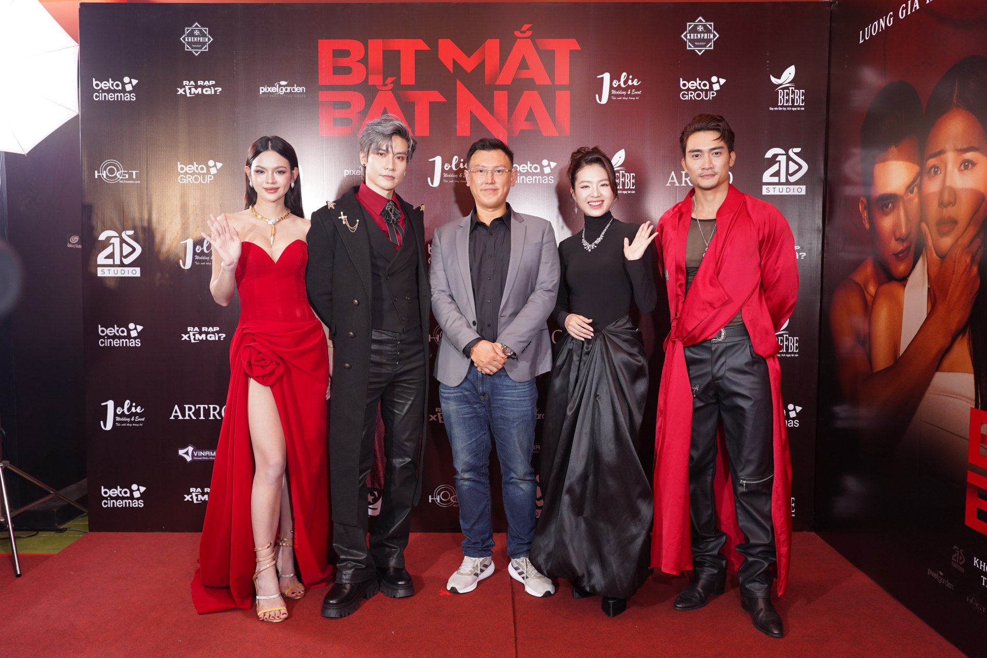 Từ trái sang - Thái Trà My, Dũng Bino, đạo diễn Hoàng Thơ, Bích Ngọc đến Lương Gia Huy (trong vai Long)