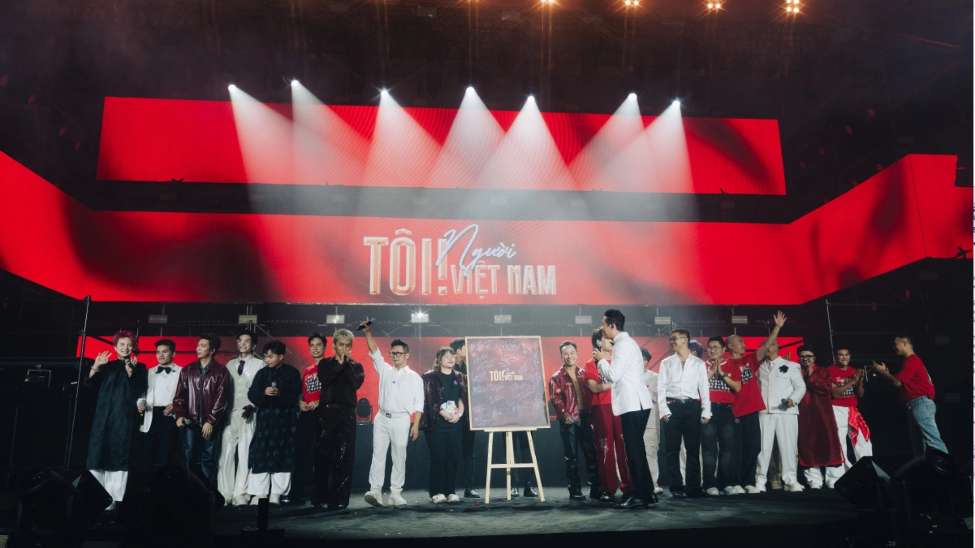 Ngoài việc không nhận thù lao, các ca sĩ còn tự nguyện góp thêm tiền mặt, gửi trọn tấm lòng đến bà con vùng lũ.