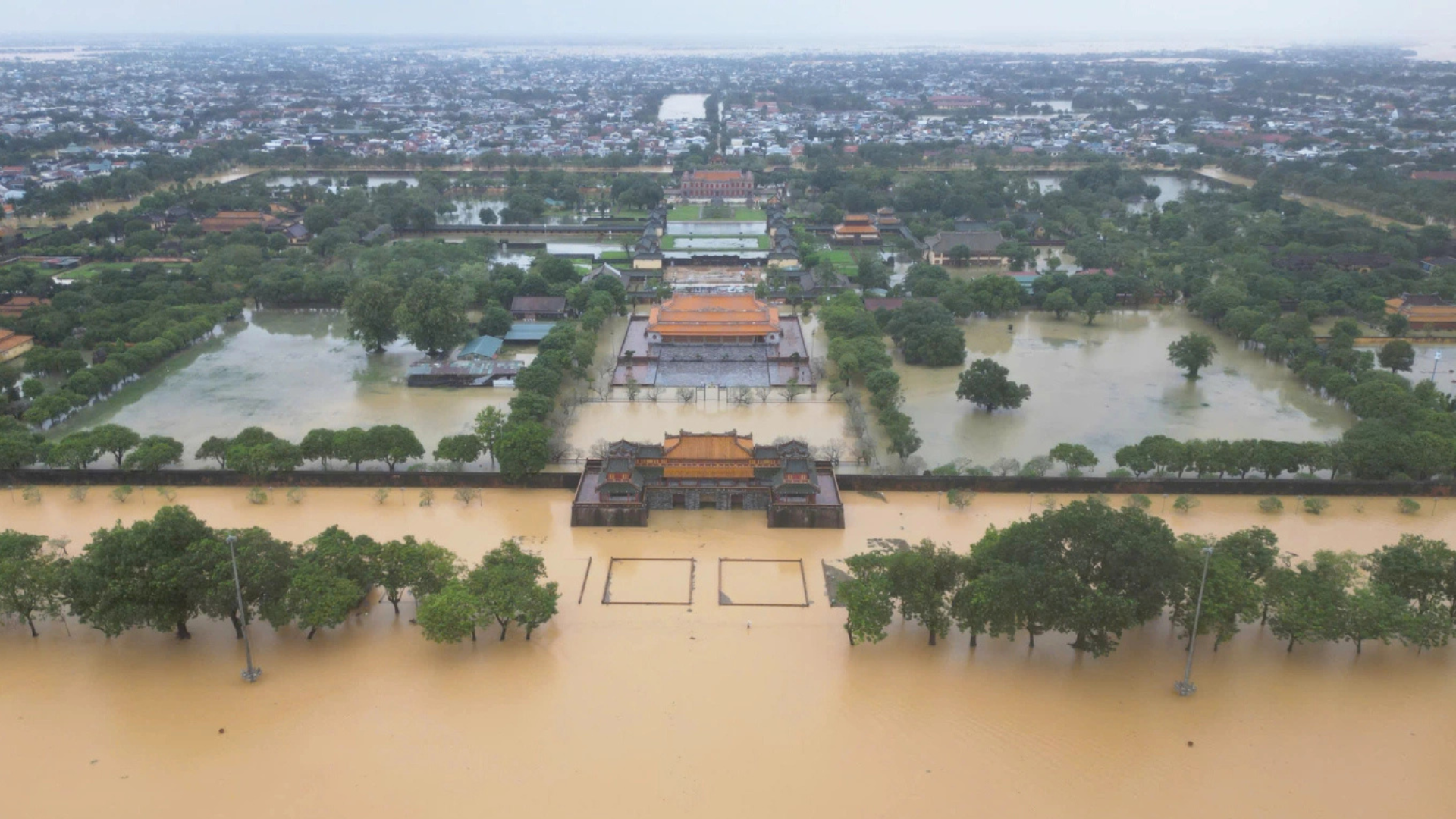 Đại nội Huế ngập một mét, sáng 28/10. Ảnh: Võ Thạnh