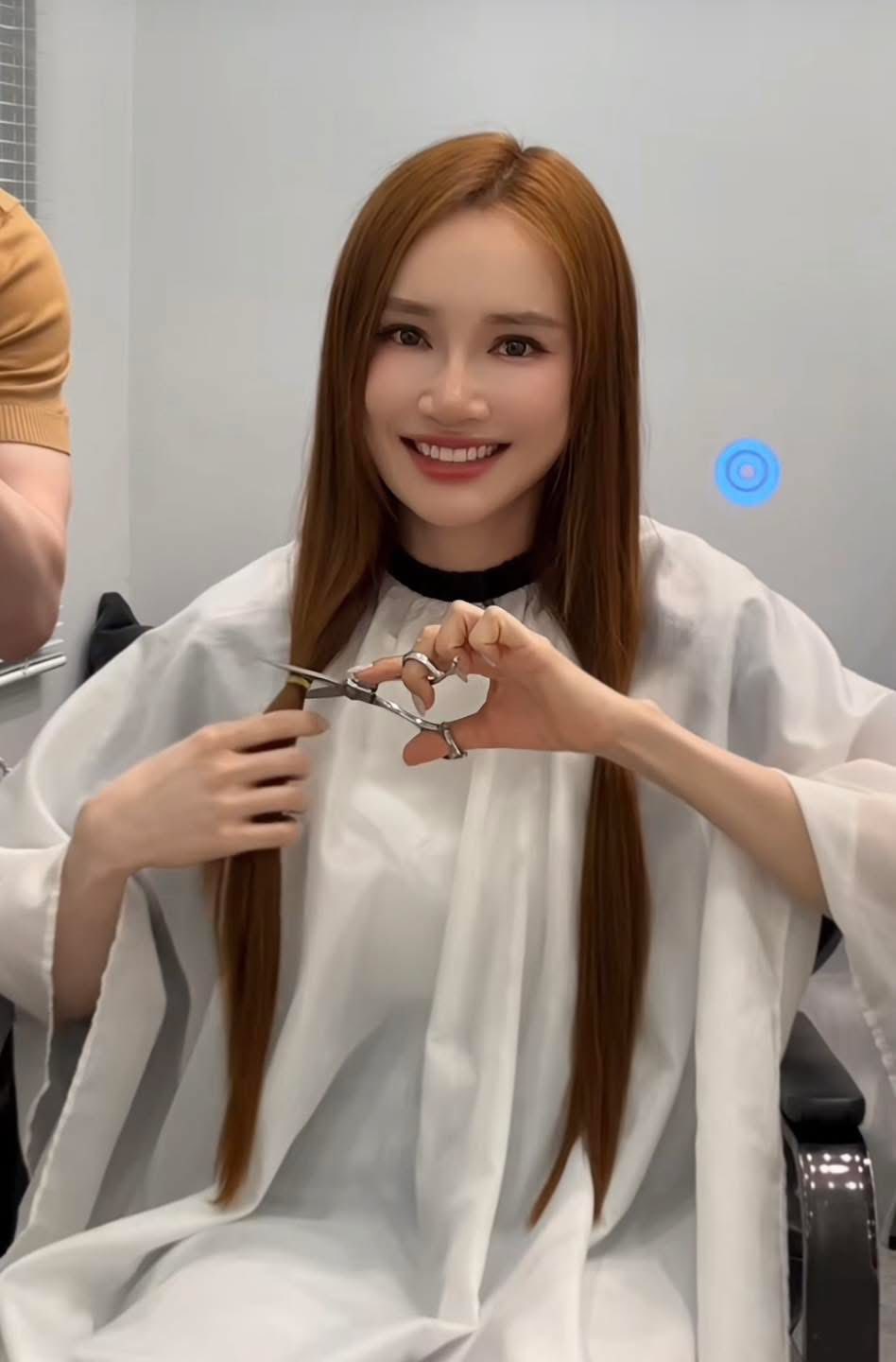 Nhã Phương gây tranh cãi khi chia sẻ khoảnh khắc hiến tóc - ảnh 2