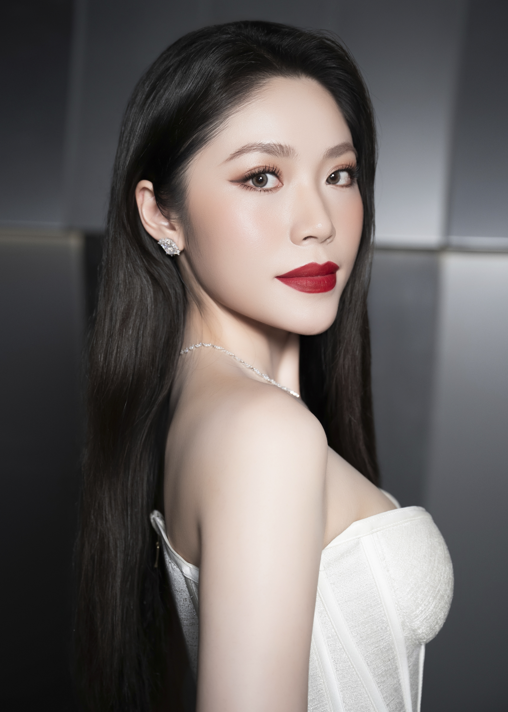 Hoa hậu Thanh Thảo lộ vai trần, chiếm spotlight với nhan sắc đậm chất Á Đông - ảnh 5