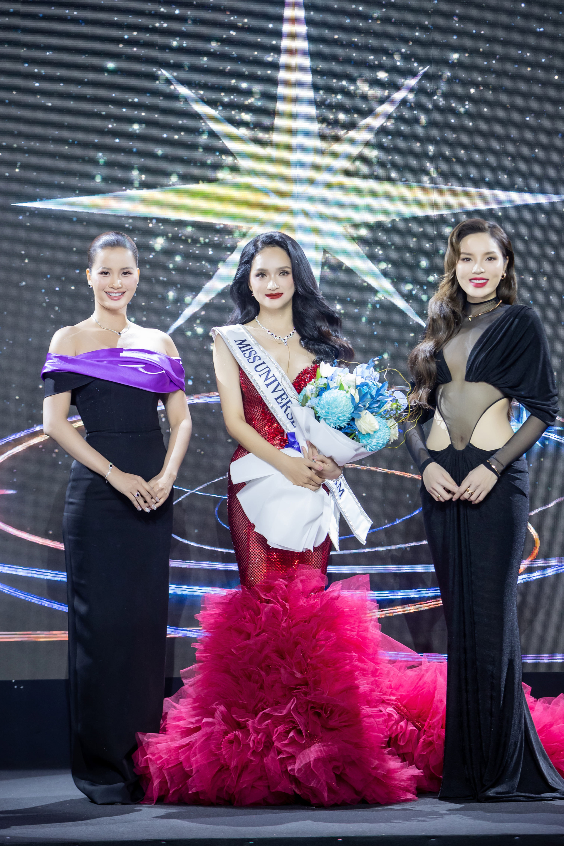 Hương Giang lộng lẫy trong đầm đuôi cá đỏ, chính thức nhận sash Miss Universe Vietnam 2025.