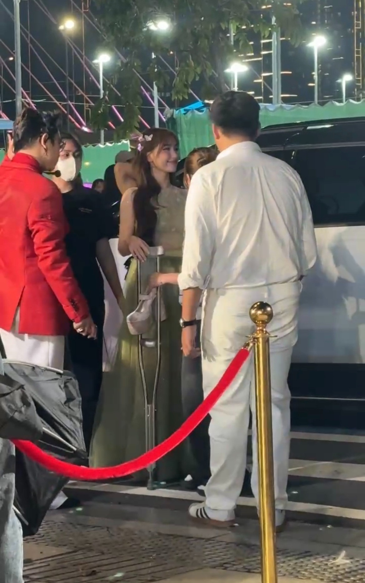 Hòa Minzy bất ngờ chống nạng, đi xe lăn tại sự kiện - ảnh 1