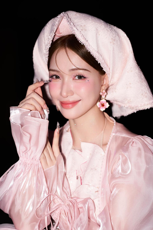 Hòa Minzy bất ngờ chống nạng, đi xe lăn tại sự kiện - ảnh 5