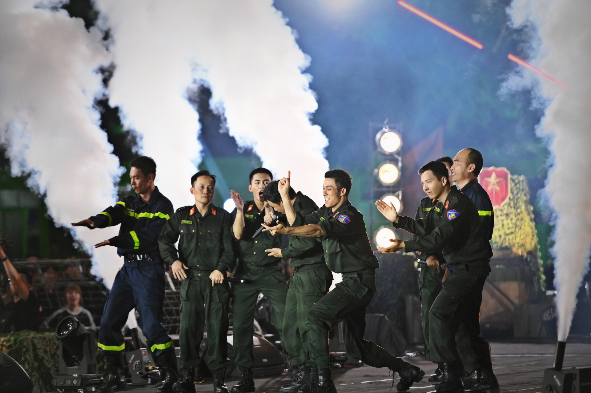 Tiến Luật, Neko Lê ngưỡng mộ trí tuệ và nghiệp vụ đỉnh cao của lực lượng CAND Việt Nam - ảnh 8