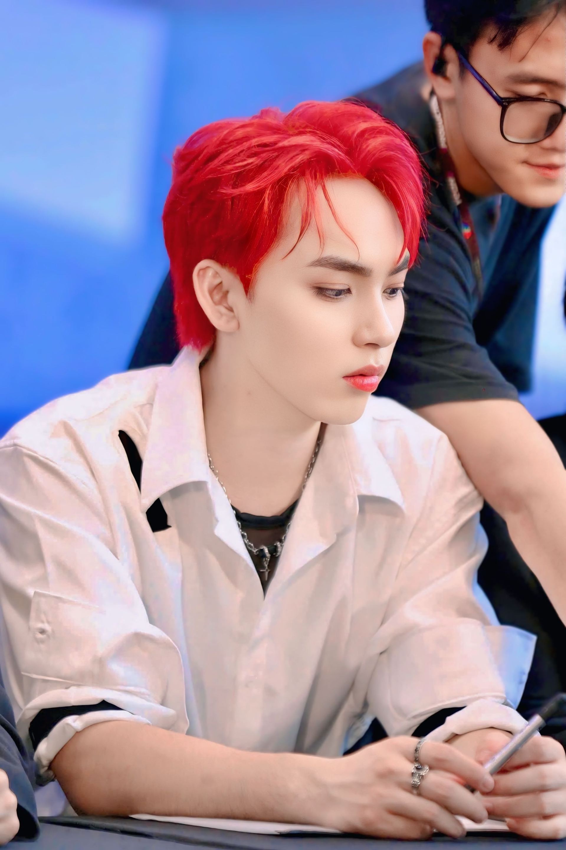 Top 11 'Tân binh toàn năng' khoe giọng hát live nội lực tại fanmeeting, hàng trăm khán giả hú hét - ảnh 1