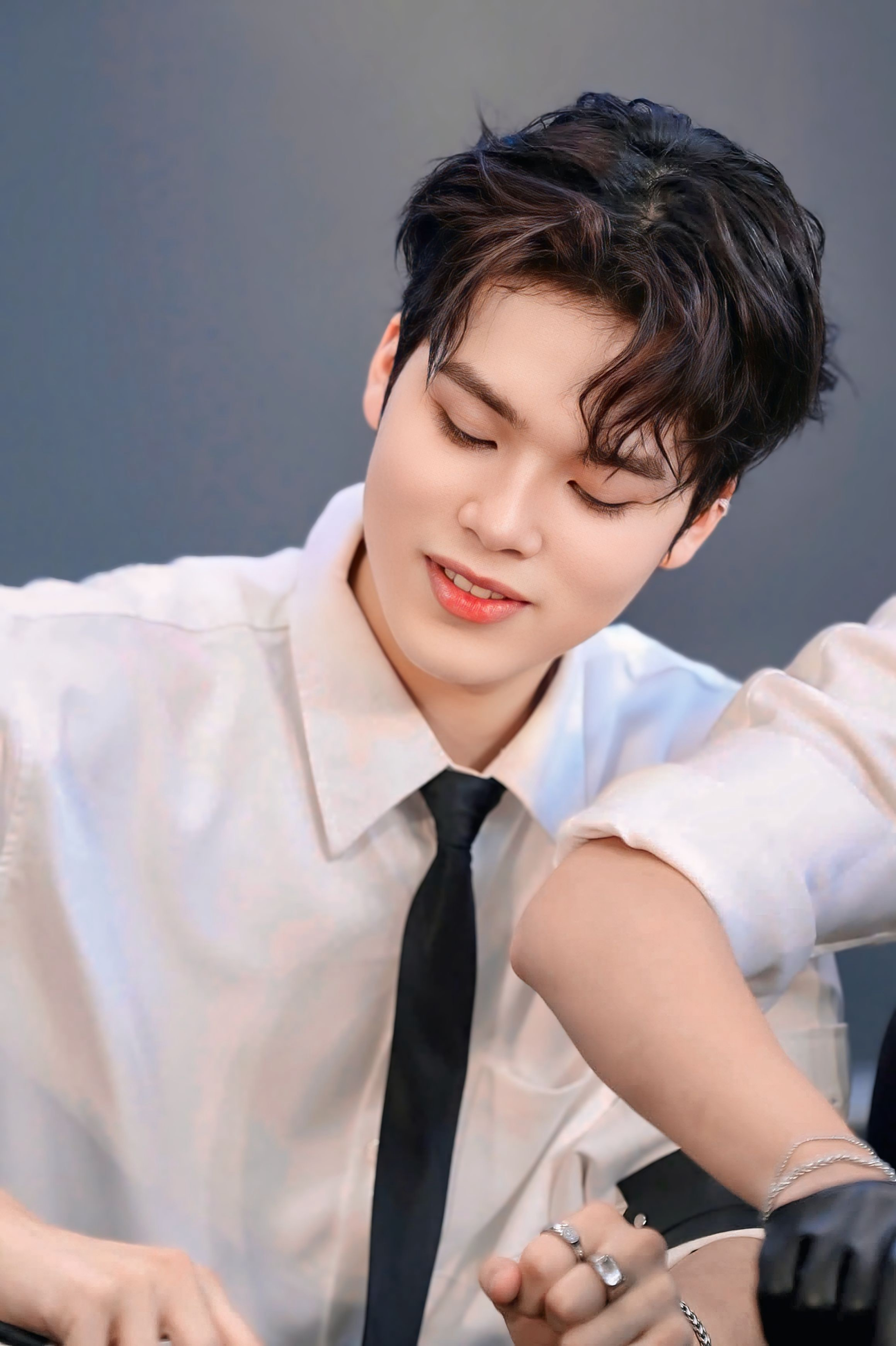 Top 11 'Tân binh toàn năng' khoe giọng hát live nội lực tại fanmeeting, hàng trăm khán giả hú hét - ảnh 3