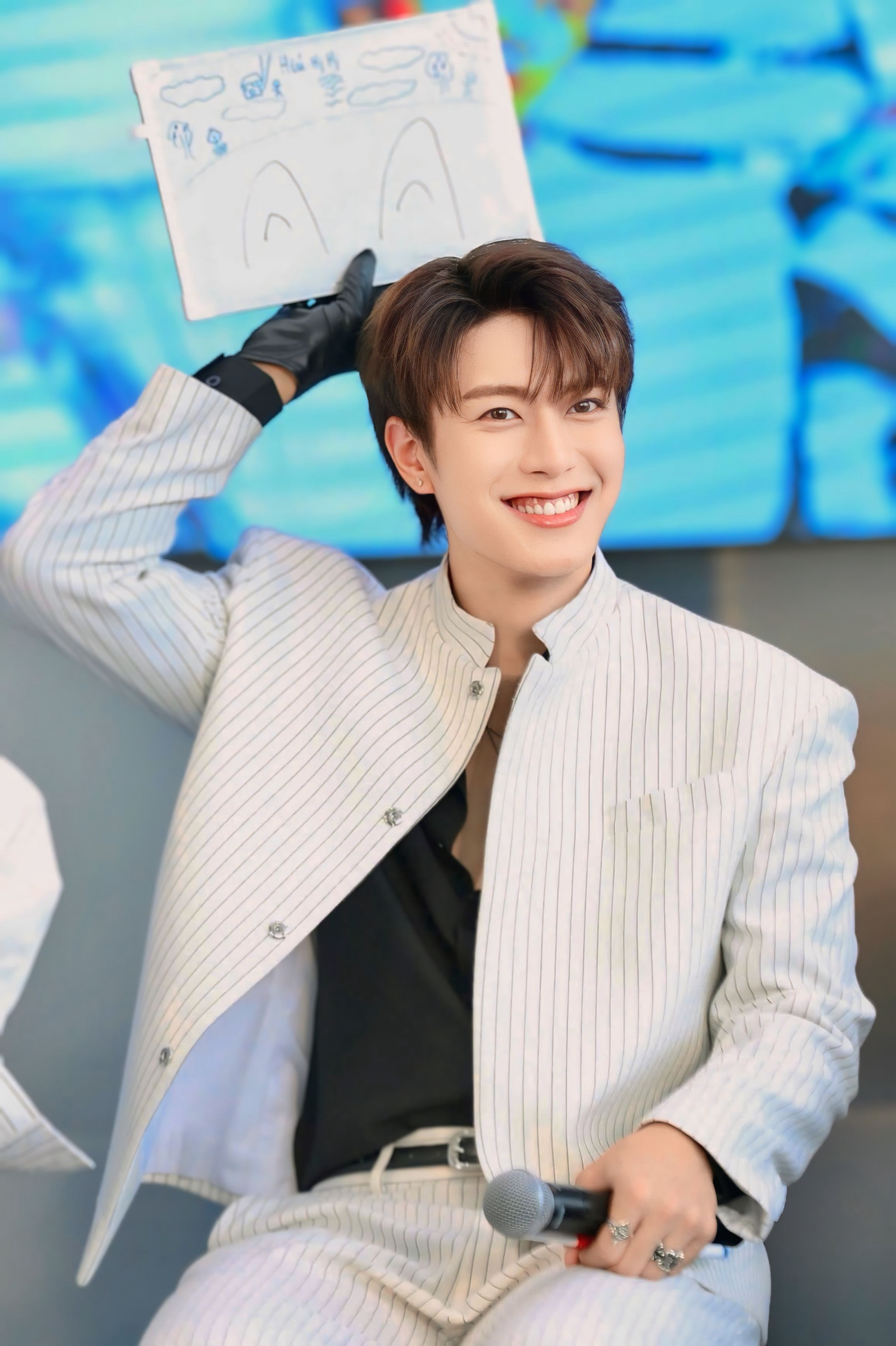 Top 11 'Tân binh toàn năng' khoe giọng hát live nội lực tại fanmeeting, hàng trăm khán giả hú hét - ảnh 4