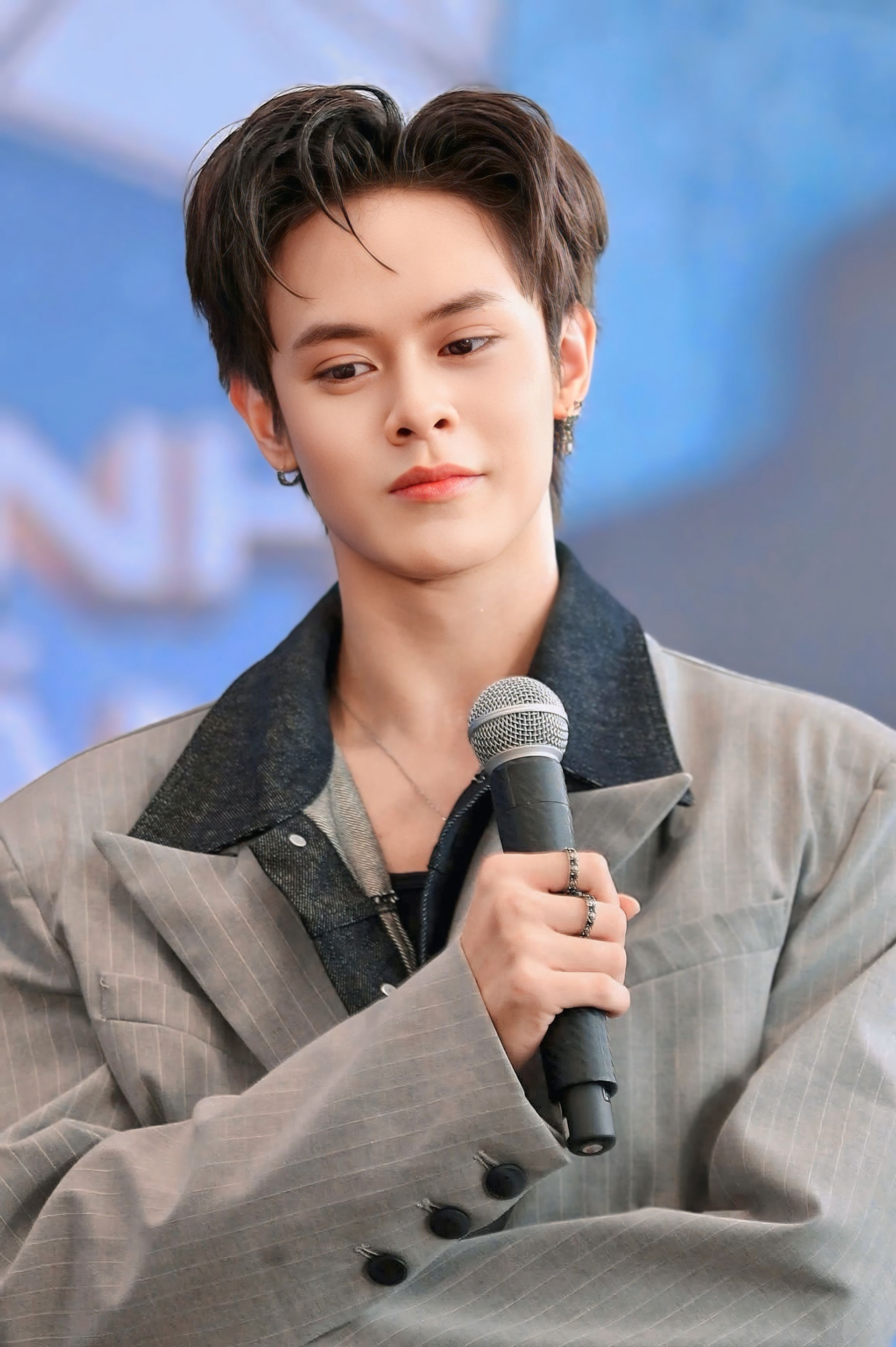 Top 11 'Tân binh toàn năng' khoe giọng hát live nội lực tại fanmeeting, hàng trăm khán giả hú hét - ảnh 7