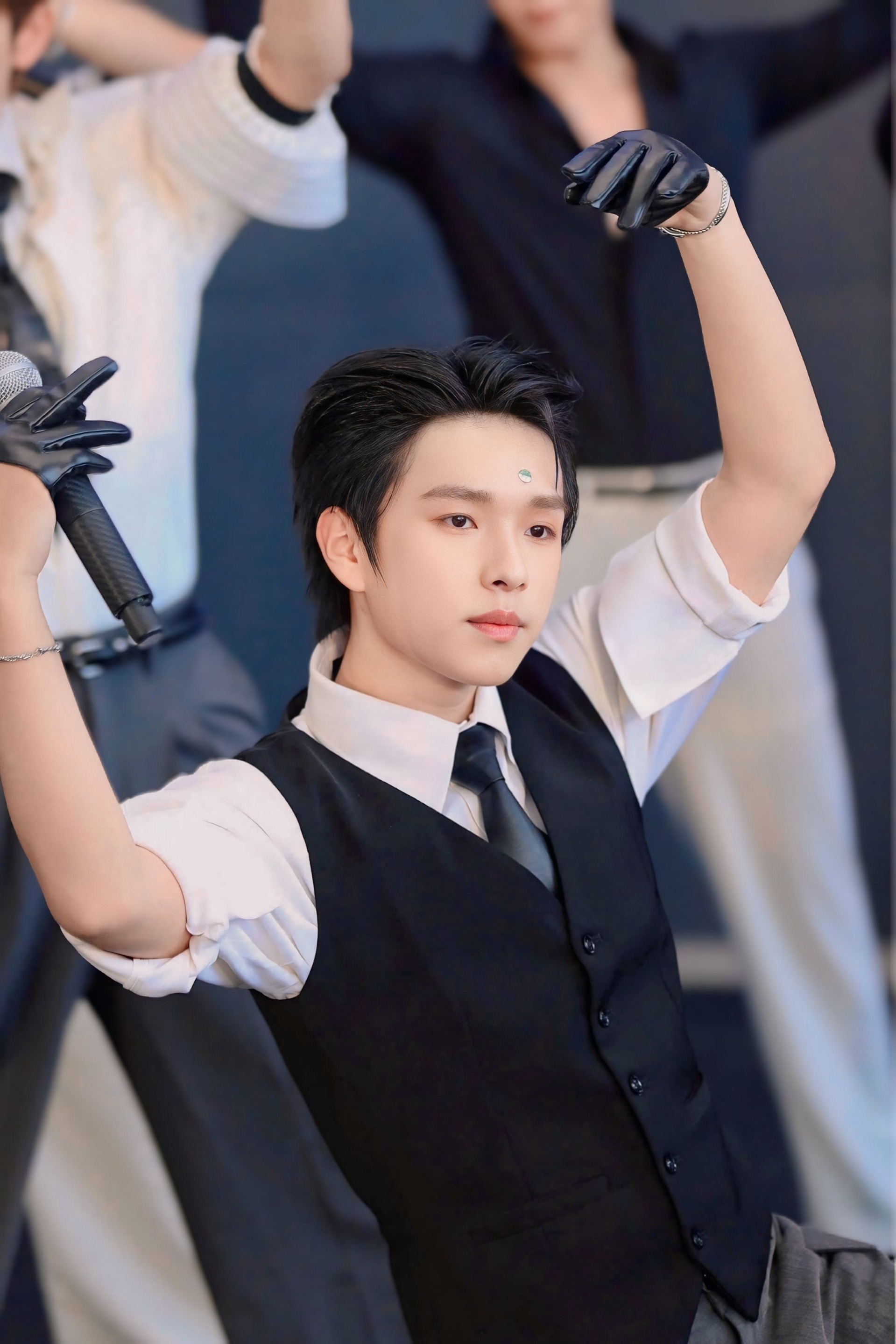 Top 11 'Tân binh toàn năng' khoe giọng hát live nội lực tại fanmeeting, hàng trăm khán giả hú hét - ảnh 8