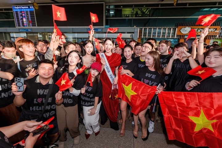 Hương Giang bắt đầu sang Thái Lan vào ngày 31/10. Tại sân bay ở Việt Nam, cô nhận được sự ủng hộ và lời chúc may mắn từ đông đảo người hâm mộ.